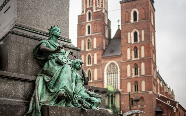 pomnik na rynku w Krakowie